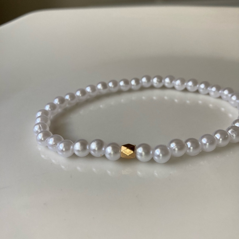 Elegant White Pearl Necklace with Gold Accent - Picture 4 of 12